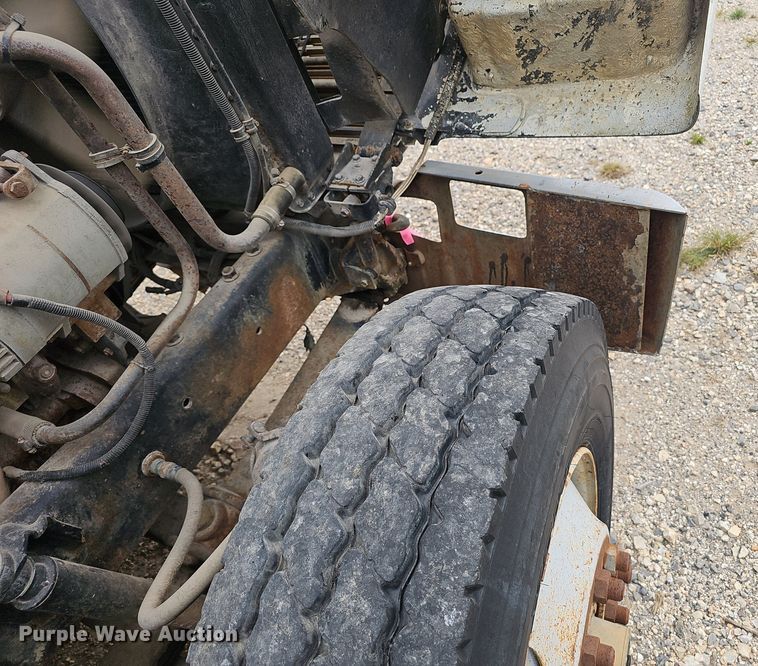 image for item OC9185 1988 Freightliner  FLC truck cab and chassis