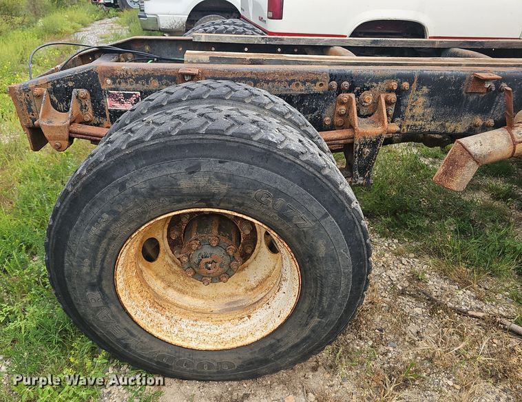 image for item OC9185 1988 Freightliner  FLC truck cab and chassis