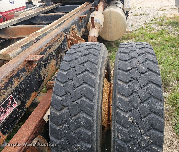 image for item OC9185 1988 Freightliner  FLC truck cab and chassis