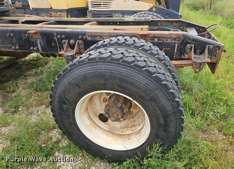 image for item OC9185 1988 Freightliner  FLC truck cab and chassis