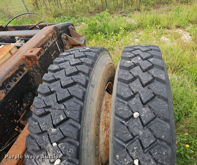 image for item OC9185 1988 Freightliner  FLC truck cab and chassis