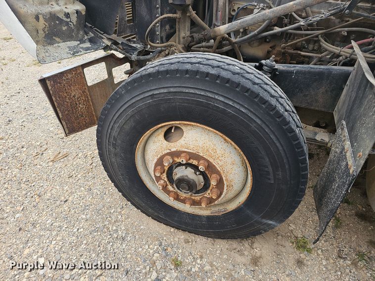 image for item OC9185 1988 Freightliner  FLC truck cab and chassis