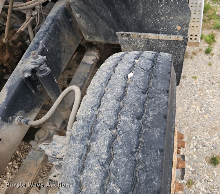 image for item OC9185 1988 Freightliner  FLC truck cab and chassis