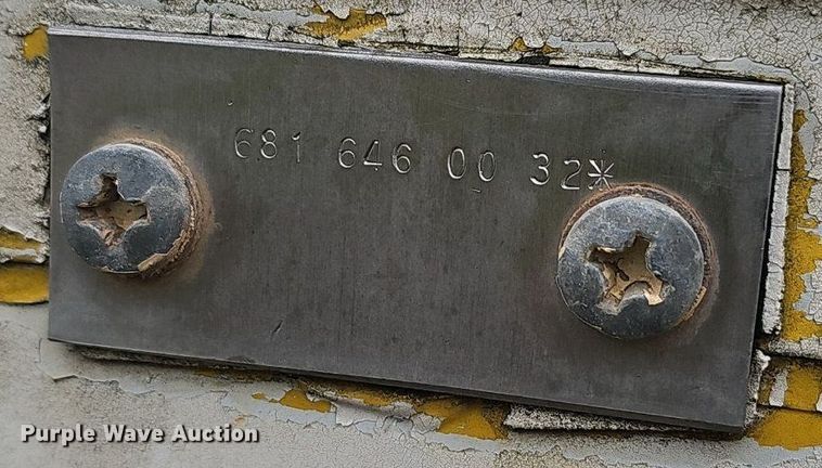 image for item OC9185 1988 Freightliner  FLC truck cab and chassis