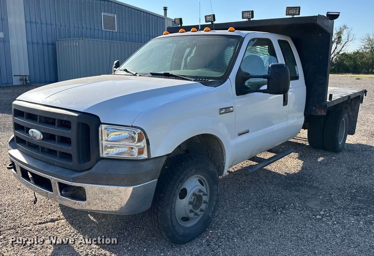 image for item OM9719 2005 Ford F350 Super Duty SuperCab flatbed pickup truck