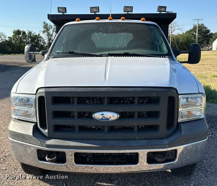 image for item OM9719 2005 Ford F350 Super Duty SuperCab flatbed pickup truck
