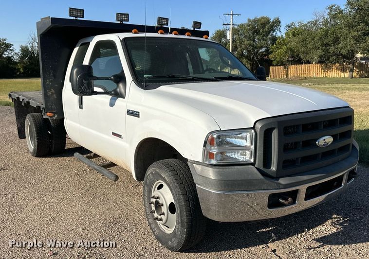 image for item OM9719 2005 Ford F350 Super Duty SuperCab flatbed pickup truck