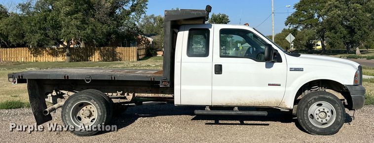 image for item OM9719 2005 Ford F350 Super Duty SuperCab flatbed pickup truck