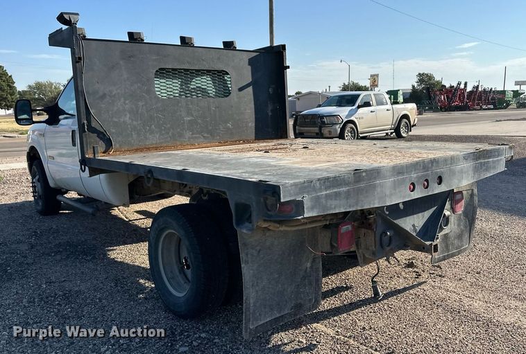 image for item OM9719 2005 Ford F350 Super Duty SuperCab flatbed pickup truck