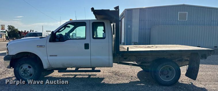 image for item OM9719 2005 Ford F350 Super Duty SuperCab flatbed pickup truck