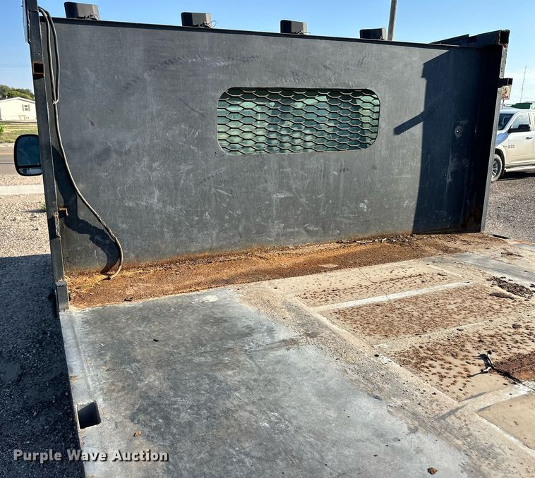 image for item OM9719 2005 Ford F350 Super Duty SuperCab flatbed pickup truck