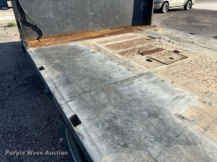 image for item OM9719 2005 Ford F350 Super Duty SuperCab flatbed pickup truck