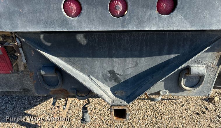 image for item OM9719 2005 Ford F350 Super Duty SuperCab flatbed pickup truck