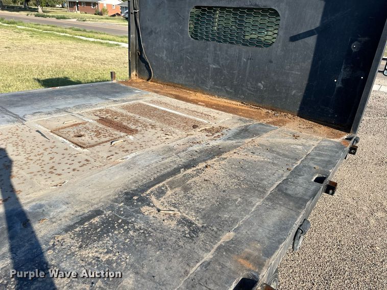 image for item OM9719 2005 Ford F350 Super Duty SuperCab flatbed pickup truck