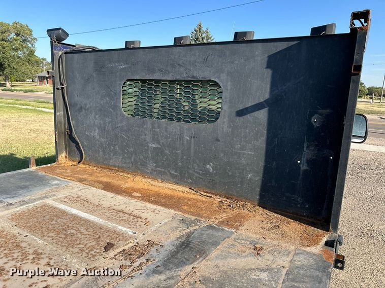 image for item OM9719 2005 Ford F350 Super Duty SuperCab flatbed pickup truck