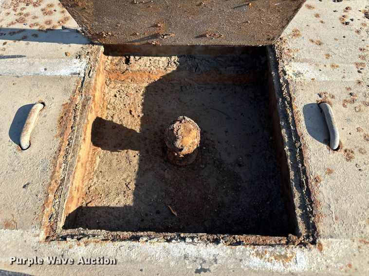 image for item OM9719 2005 Ford F350 Super Duty SuperCab flatbed pickup truck