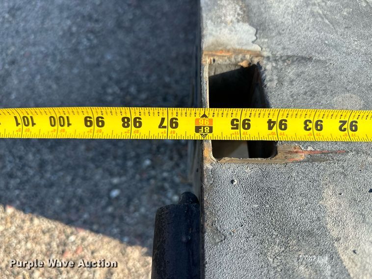 image for item OM9719 2005 Ford F350 Super Duty SuperCab flatbed pickup truck