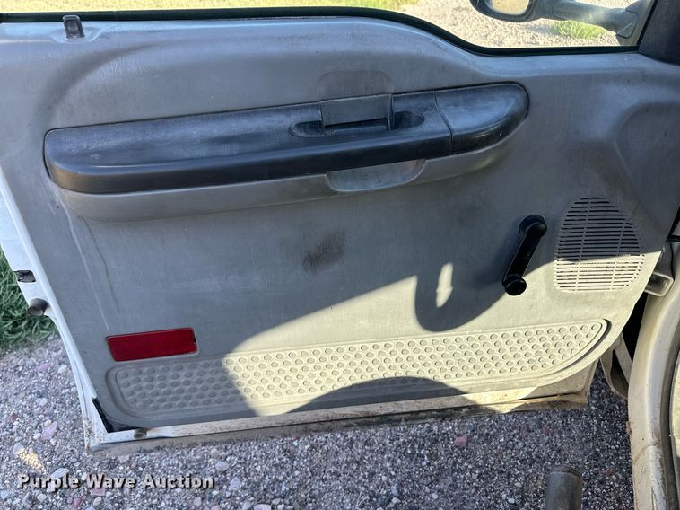 image for item OM9719 2005 Ford F350 Super Duty SuperCab flatbed pickup truck