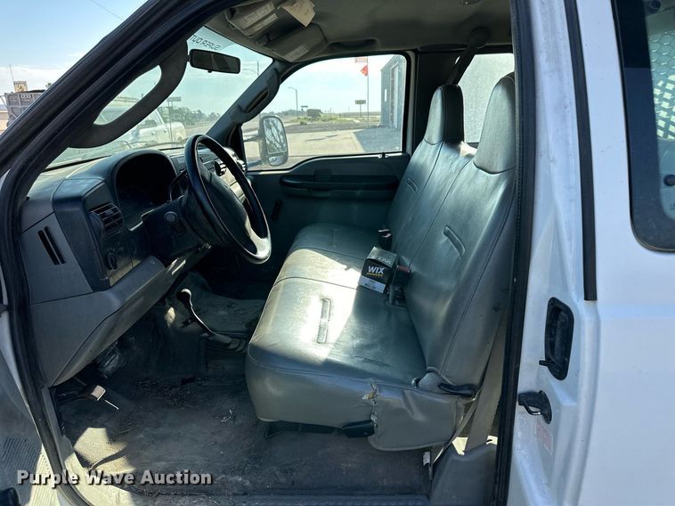 image for item OM9719 2005 Ford F350 Super Duty SuperCab flatbed pickup truck