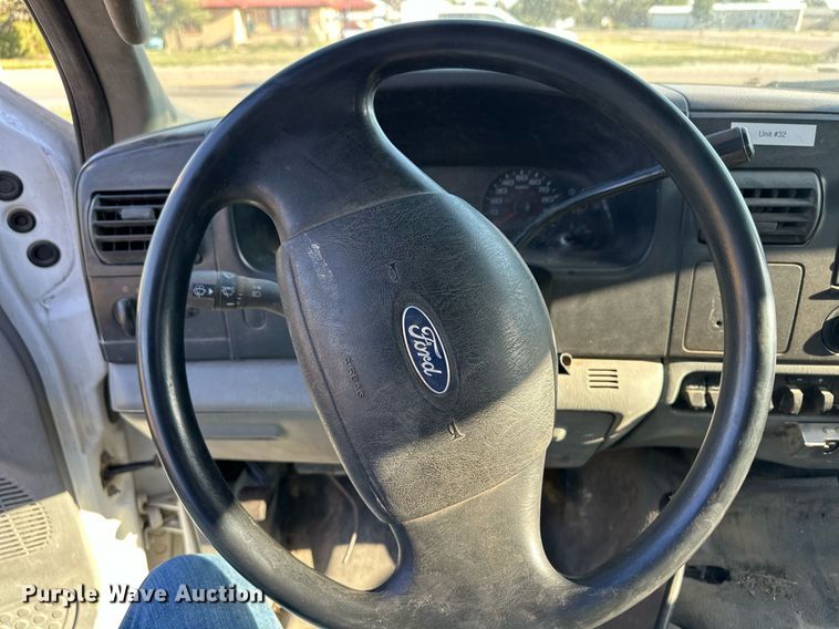 image for item OM9719 2005 Ford F350 Super Duty SuperCab flatbed pickup truck