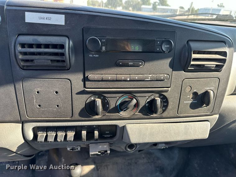 image for item OM9719 2005 Ford F350 Super Duty SuperCab flatbed pickup truck