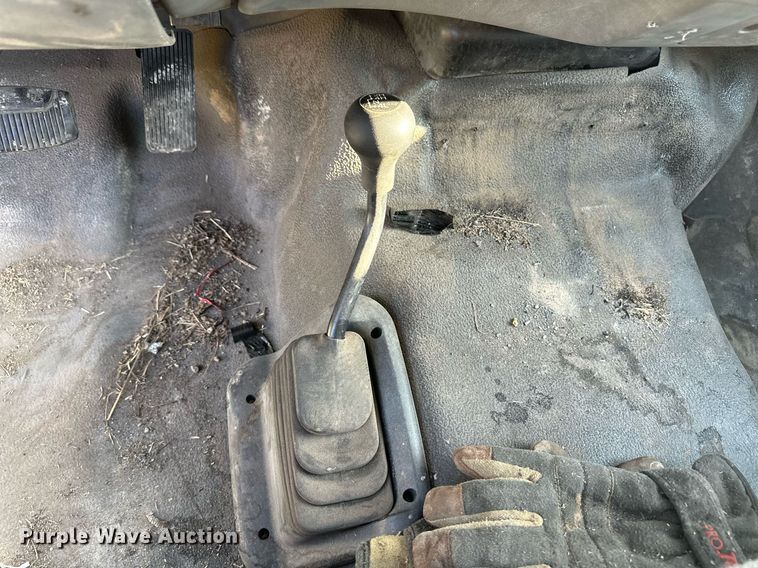 image for item OM9719 2005 Ford F350 Super Duty SuperCab flatbed pickup truck