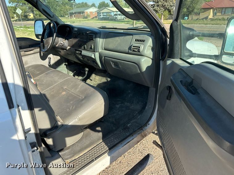 image for item OM9719 2005 Ford F350 Super Duty SuperCab flatbed pickup truck