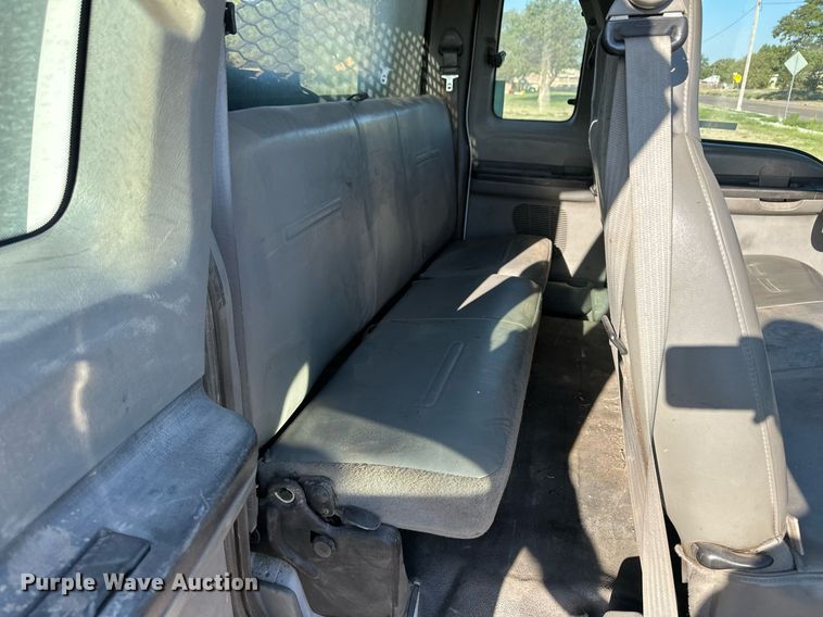 image for item OM9719 2005 Ford F350 Super Duty SuperCab flatbed pickup truck