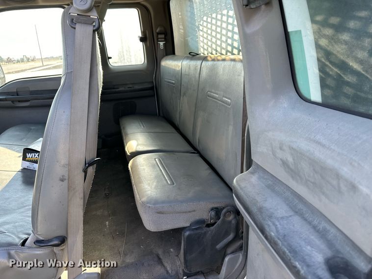 image for item OM9719 2005 Ford F350 Super Duty SuperCab flatbed pickup truck