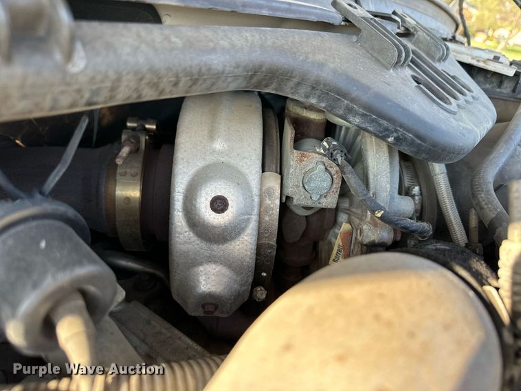 image for item OM9719 2005 Ford F350 Super Duty SuperCab flatbed pickup truck