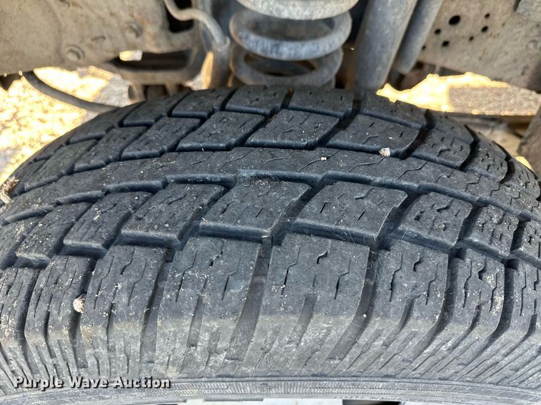 image for item OM9719 2005 Ford F350 Super Duty SuperCab flatbed pickup truck