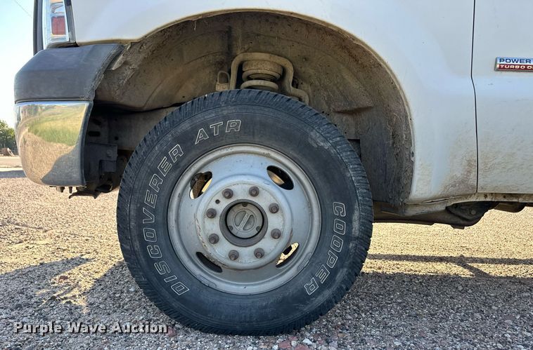 image for item OM9719 2005 Ford F350 Super Duty SuperCab flatbed pickup truck