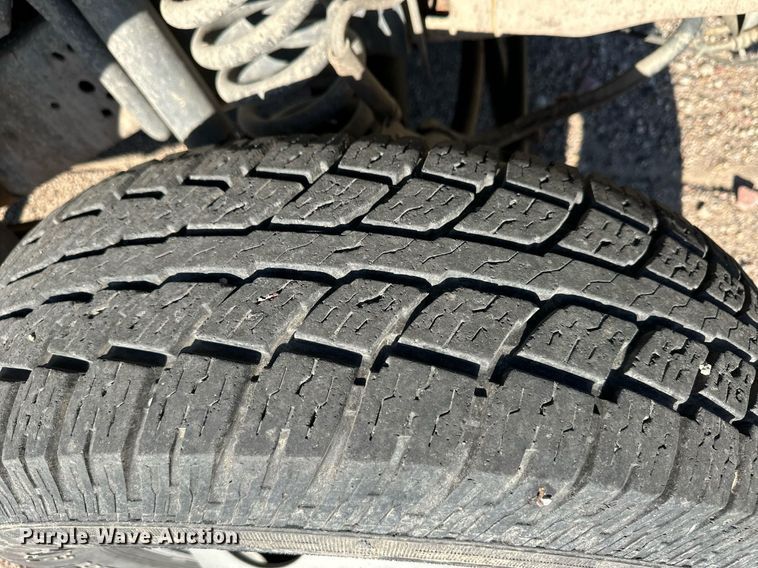 image for item OM9719 2005 Ford F350 Super Duty SuperCab flatbed pickup truck