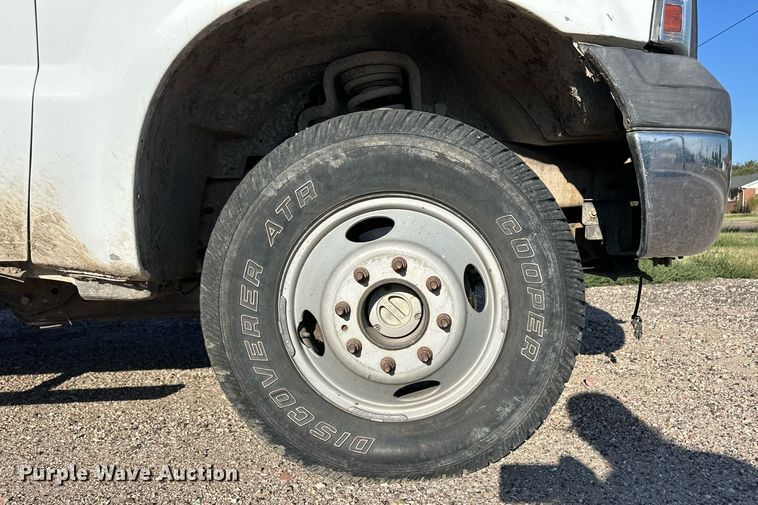 image for item OM9719 2005 Ford F350 Super Duty SuperCab flatbed pickup truck