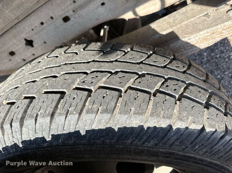 image for item OM9719 2005 Ford F350 Super Duty SuperCab flatbed pickup truck