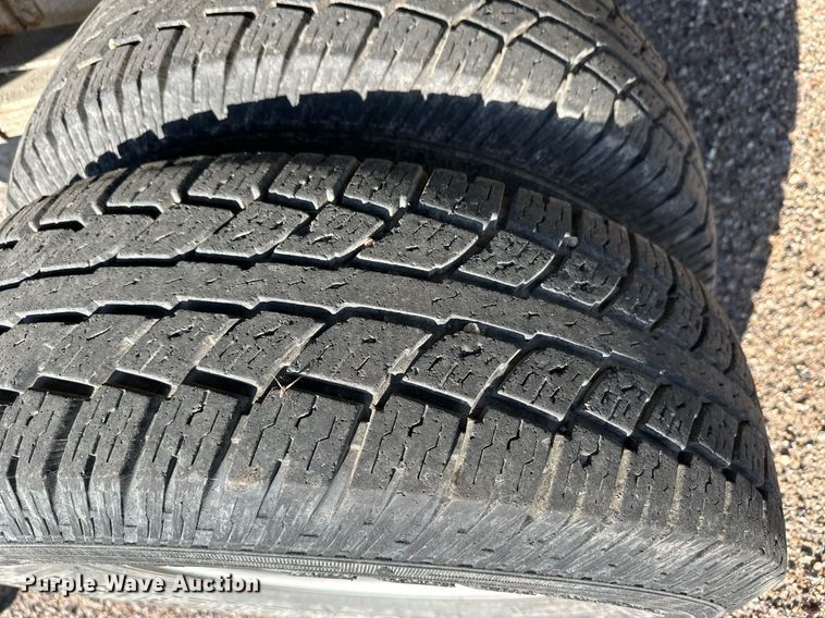 image for item OM9719 2005 Ford F350 Super Duty SuperCab flatbed pickup truck