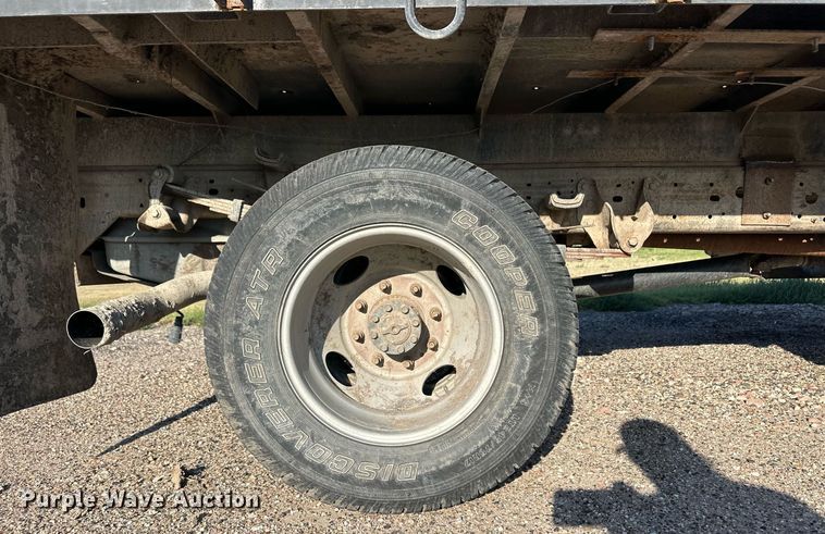 image for item OM9719 2005 Ford F350 Super Duty SuperCab flatbed pickup truck