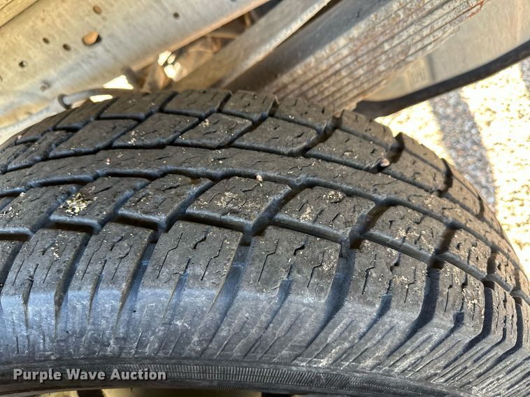 image for item OM9719 2005 Ford F350 Super Duty SuperCab flatbed pickup truck