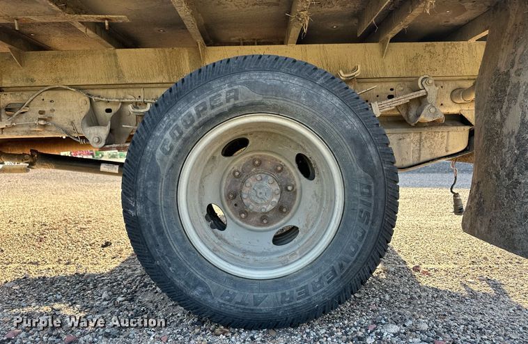 image for item OM9719 2005 Ford F350 Super Duty SuperCab flatbed pickup truck