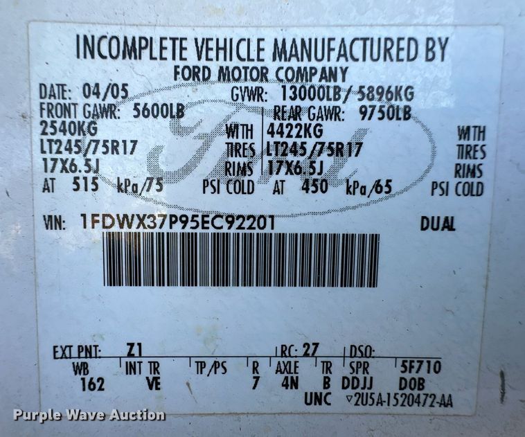 image for item OM9719 2005 Ford F350 Super Duty SuperCab flatbed pickup truck