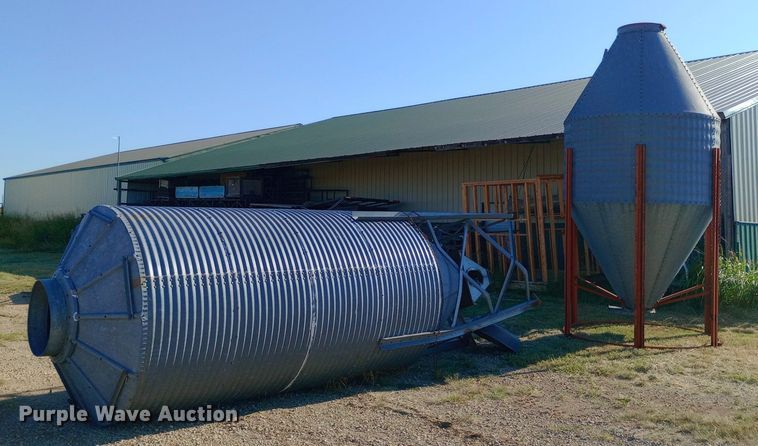 image for item DH1253 (2) grain bins