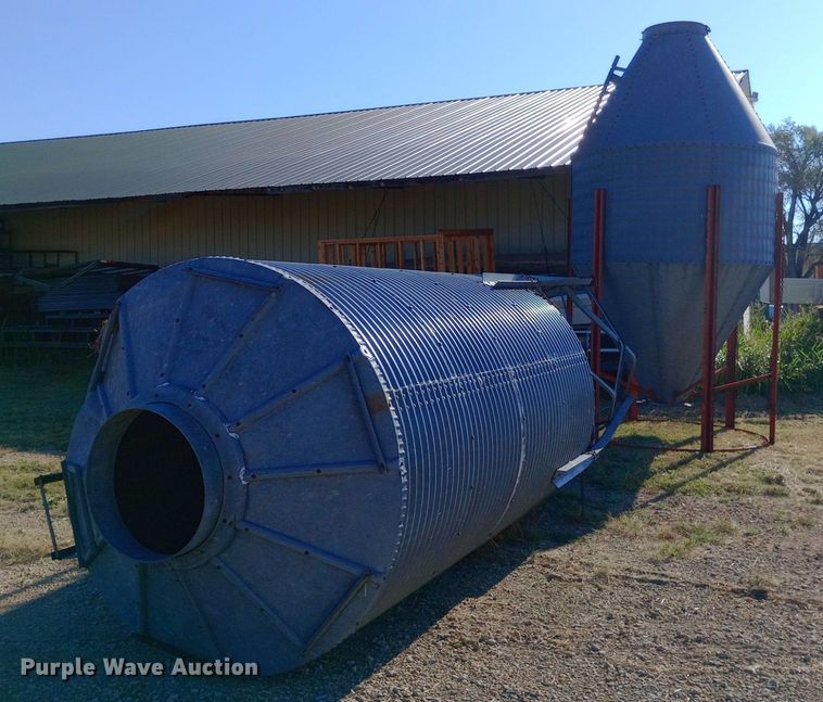 image for item DH1253 (2) grain bins