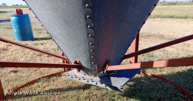 image for item DH1253 (2) grain bins