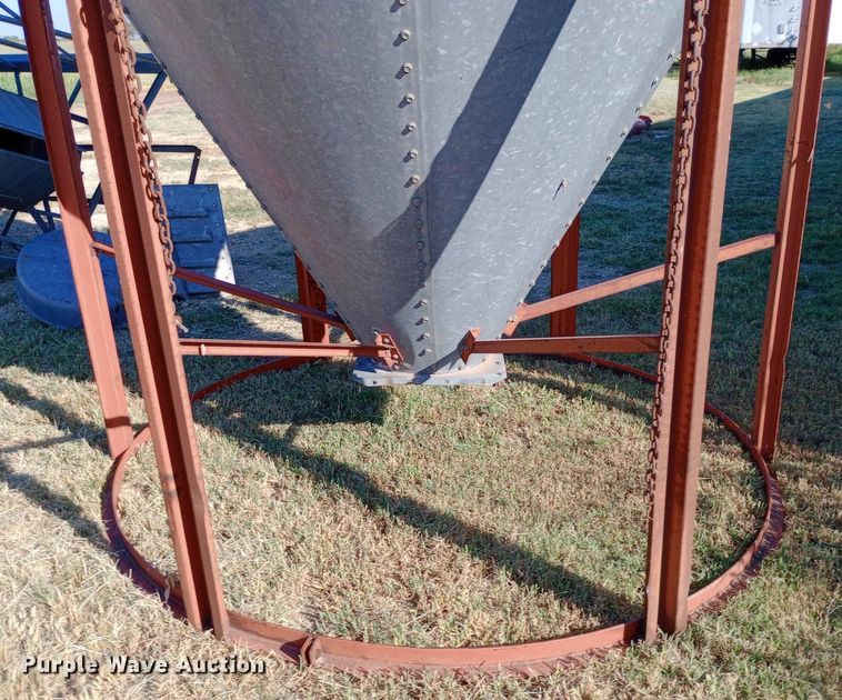 image for item DH1253 (2) grain bins