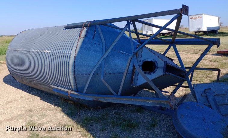 image for item DH1253 (2) grain bins