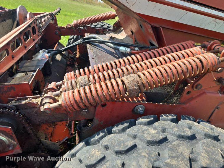 image for item DQ4576 1983 Hesston 6550 windrower