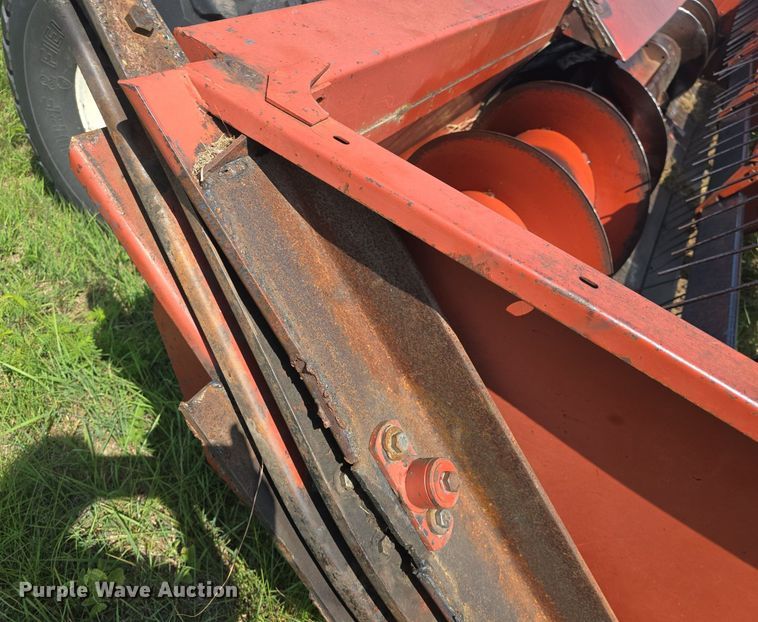 image for item DQ4576 1983 Hesston 6550 windrower