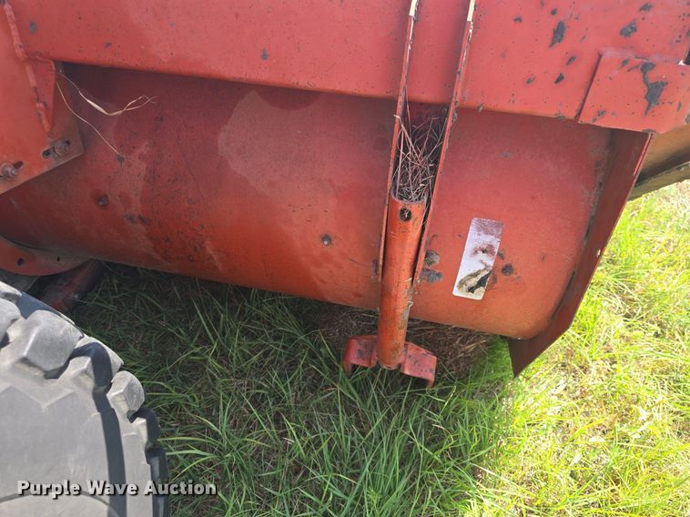 image for item DQ4576 1983 Hesston 6550 windrower