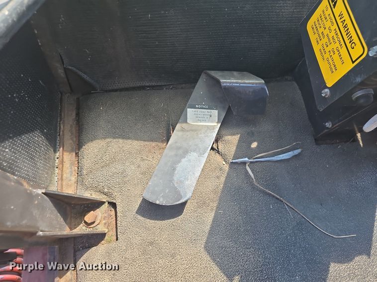 image for item DQ4576 1983 Hesston 6550 windrower