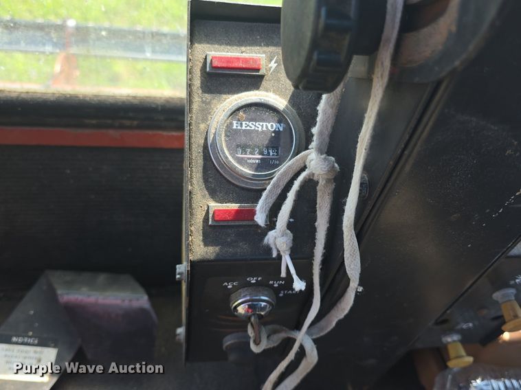 image for item DQ4576 1983 Hesston 6550 windrower